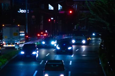 Tokyo 'da şehir merkezinde gece trafiği sıkışıklığı. Yüksek kalite fotoğraf. Nishitokyo Bölgesi Higashifushimi Tokyo Japonya 09.30. 2022 Tokyo 'da bir şehir caddesi..