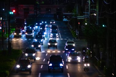 Tokyo 'da şehir merkezinde gece trafiği sıkışıklığı. Yüksek kalite fotoğraf. Nishitokyo Bölgesi Higashifushimi Tokyo Japonya 09.30. 2022 Tokyo 'da bir şehir caddesi..