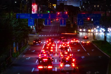 Tokyo 'da şehir merkezinde gece trafiği sıkışıklığı. Yüksek kalite fotoğraf. Nishitokyo Bölgesi Higashifushimi Tokyo Japonya 09.30. 2022 Tokyo 'da bir şehir caddesi..