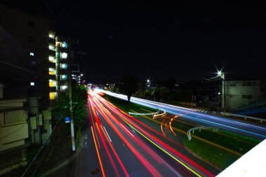Tokyo 'da şehir merkezinde bir gece trafiği sıkışıklığı. Yüksek kalite fotoğraf. Nishitokyo Bölgesi Higashifushimi Tokyo Japonya 09.30. 2022 Tokyo 'da bir şehir caddesi..