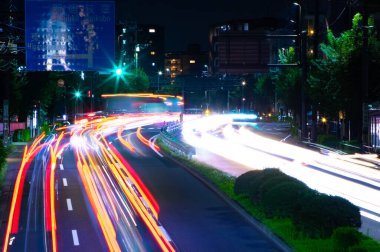 Tokyo şehir merkezindeki caddede gece trafiği sıkışıklığı. Yüksek kalite fotoğraf. Nishitokyo Bölgesi Higashifushimi Tokyo Japonya 09.30. 2022 Tokyo 'da bir şehir caddesi..