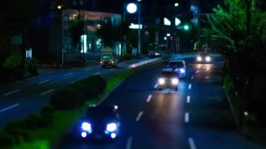 Tokyo şehir merkezindeki minyatür trafik sıkışıklığının gece zamanı. Nishitokyo bölgesi Higashifushimi Tokyo Japonya 09.30.2022 Tokyo 'da bir şehir caddesi. Yüksek kalite 4k görüntü.