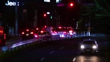 Tokyo 'daki şehir merkezindeki trafik sıkışıklığının gece vakti. Nishitokyo bölgesi Higashifushimi Tokyo Japonya 09.30.2022 Tokyo 'da bir şehir caddesi. Yüksek kalite 4k görüntü.
