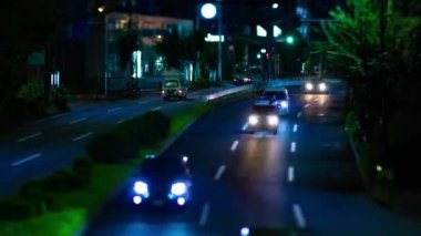 Tokyo şehir merkezindeki minyatür trafik sıkışıklığının gece zamanı. Nishitokyo bölgesi Higashifushimi Tokyo Japonya 09.30.2022 Tokyo 'da bir şehir caddesi. Yüksek kalite 4k görüntü.