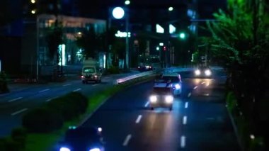 Tokyo şehir merkezindeki minyatür trafik sıkışıklığının gece zamanı. Nishitokyo bölgesi Higashifushimi Tokyo Japonya 09.30.2022 Tokyo 'da bir şehir caddesi. Yüksek kalite 4k görüntü.