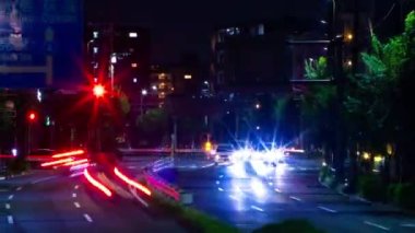 Tokyo 'daki şehir merkezindeki trafik sıkışıklığının gece vakti. Nishitokyo bölgesi Higashifushimi Tokyo Japonya 09.30.2022 Tokyo 'da bir şehir caddesi. Yüksek kalite 4k görüntü.