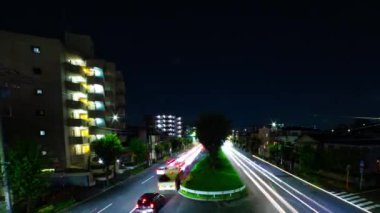 Tokyo 'daki şehir merkezindeki trafik sıkışıklığının gece vakti. Nishitokyo bölgesi Higashifushimi Tokyo Japonya 09.30.2022 Tokyo 'da bir şehir caddesi. Yüksek kalite 4k görüntü.