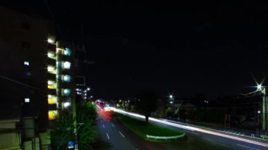 Tokyo 'daki şehir merkezindeki trafik sıkışıklığının gece vakti. Nishitokyo bölgesi Higashifushimi Tokyo Japonya 09.30.2022 Tokyo 'da bir şehir caddesi. Yüksek kalite 4k görüntü.