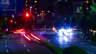 Tokyo 'daki şehir merkezindeki trafik sıkışıklığının gece vakti. Nishitokyo bölgesi Higashifushimi Tokyo Japonya 09.30.2022 Tokyo 'da bir şehir caddesi. Yüksek kalite 4k görüntü.