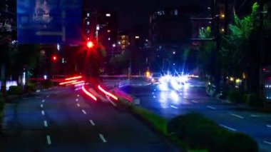 Tokyo 'daki şehir merkezindeki trafik sıkışıklığının gece vakti. Nishitokyo bölgesi Higashifushimi Tokyo Japonya 09.30.2022 Tokyo 'da bir şehir caddesi. Yüksek kalite 4k görüntü.