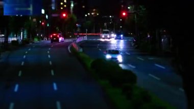 Tokyo şehir merkezindeki minyatür trafik sıkışıklığının gece zamanı. Nishitokyo bölgesi Higashifushimi Tokyo Japonya 09.30.2022 Tokyo 'da bir şehir caddesi. Yüksek kalite 4k görüntü.