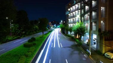 Tokyo 'daki şehir merkezindeki trafik sıkışıklığının gece vakti. Nishitokyo bölgesi Higashifushimi Tokyo Japonya 09.30.2022 Tokyo 'da bir şehir caddesi. Yüksek kalite 4k görüntü.