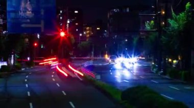 Tokyo 'daki şehir merkezindeki trafik sıkışıklığının gece vakti. Nishitokyo bölgesi Higashifushimi Tokyo Japonya 09.30.2022 Tokyo 'da bir şehir caddesi. Yüksek kalite 4k görüntü.