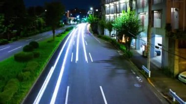 Tokyo 'daki şehir merkezindeki trafik sıkışıklığının gece vakti. Nishitokyo bölgesi Higashifushimi Tokyo Japonya 09.30.2022 Tokyo 'da bir şehir caddesi. Yüksek kalite 4k görüntü.