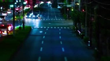 Tokyo şehir merkezindeki minyatür trafik sıkışıklığının gece zamanı. Nishitokyo bölgesi Higashifushimi Tokyo Japonya 09.30.2022 Tokyo 'da bir şehir caddesi. Yüksek kalite 4k görüntü.