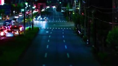 Tokyo şehir merkezindeki minyatür trafik sıkışıklığının gece zamanı. Nishitokyo bölgesi Higashifushimi Tokyo Japonya 09.30.2022 Tokyo 'da bir şehir caddesi. Yüksek kalite 4k görüntü.
