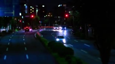 Tokyo şehir merkezindeki minyatür trafik sıkışıklığının gece zamanı. Nishitokyo bölgesi Higashifushimi Tokyo Japonya 09.30.2022 Tokyo 'da bir şehir caddesi. Yüksek kalite 4k görüntü.