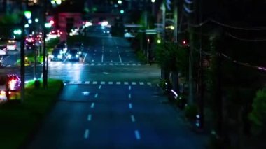 Tokyo şehir merkezindeki minyatür trafik sıkışıklığının gece zamanı. Nishitokyo bölgesi Higashifushimi Tokyo Japonya 09.30.2022 Tokyo 'da bir şehir caddesi. Yüksek kalite 4k görüntü.