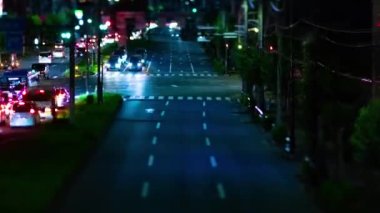 Tokyo şehir merkezindeki minyatür trafik sıkışıklığının gece zamanı. Nishitokyo bölgesi Higashifushimi Tokyo Japonya 09.30.2022 Tokyo 'da bir şehir caddesi. Yüksek kalite 4k görüntü.