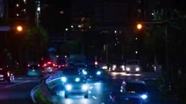 Tokyo 'daki şehir merkezindeki trafik sıkışıklığının gece vakti. Nishitokyo bölgesi Higashifushimi Tokyo Japonya 09.30.2022 Tokyo 'da bir şehir caddesi. Yüksek kalite 4k görüntü.