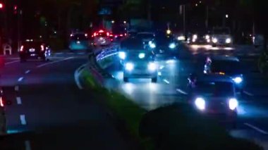 Tokyo 'daki şehir merkezindeki trafik sıkışıklığının gece vakti. Nishitokyo bölgesi Higashifushimi Tokyo Japonya 09.30.2022 Tokyo 'da bir şehir caddesi. Yüksek kalite 4k görüntü.