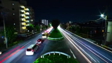 Tokyo 'daki şehir merkezindeki trafik sıkışıklığının gece vakti. Nishitokyo bölgesi Higashifushimi Tokyo Japonya 09.30.2022 Tokyo 'da bir şehir caddesi. Yüksek kalite 4k görüntü.