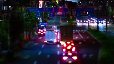 Tokyo şehir merkezindeki minyatür trafik sıkışıklığının gece zamanı. Nishitokyo bölgesi Higashifushimi Tokyo Japonya 09.30.2022 Tokyo 'da bir şehir caddesi. Yüksek kalite 4k görüntü.