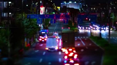 Tokyo şehir merkezindeki minyatür trafik sıkışıklığının gece zamanı. Nishitokyo bölgesi Higashifushimi Tokyo Japonya 09.30.2022 Tokyo 'da bir şehir caddesi. Yüksek kalite 4k görüntü.