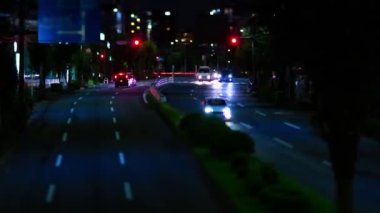 Tokyo şehir merkezindeki minyatür trafik sıkışıklığının gece zamanı. Nishitokyo bölgesi Higashifushimi Tokyo Japonya 09.30.2022 Tokyo 'da bir şehir caddesi. Yüksek kalite 4k görüntü.