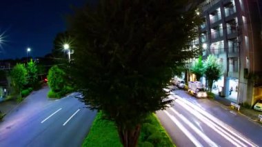 Tokyo 'daki şehir merkezindeki trafik sıkışıklığının gece vakti. Nishitokyo bölgesi Higashifushimi Tokyo Japonya 09.30.2022 Tokyo 'da bir şehir caddesi. Yüksek kalite 4k görüntü.