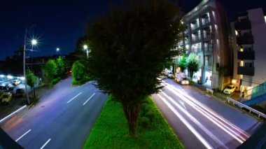 Tokyo 'daki şehir merkezindeki trafik sıkışıklığının gece vakti. Nishitokyo bölgesi Higashifushimi Tokyo Japonya 09.30.2022 Tokyo 'da bir şehir caddesi. Yüksek kalite 4k görüntü.