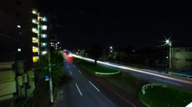 Tokyo 'daki şehir merkezindeki trafik sıkışıklığının gece vakti. Nishitokyo bölgesi Higashifushimi Tokyo Japonya 09.30.2022 Tokyo 'da bir şehir caddesi. Yüksek kalite 4k görüntü.