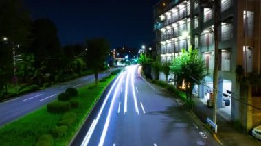 Tokyo 'daki şehir merkezindeki trafik sıkışıklığının gece vakti. Nishitokyo bölgesi Higashifushimi Tokyo Japonya 09.30.2022 Tokyo 'da bir şehir caddesi. Yüksek kalite 4k görüntü.