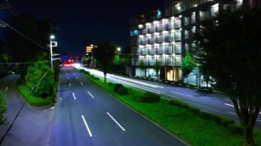 Tokyo 'daki şehir merkezindeki trafik sıkışıklığının gece vakti. Nishitokyo bölgesi Higashifushimi Tokyo Japonya 09.30.2022 Tokyo 'da bir şehir caddesi. Yüksek kalite 4k görüntü.