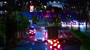 Tokyo şehir merkezindeki minyatür trafik sıkışıklığının gece zamanı. Nishitokyo bölgesi Higashifushimi Tokyo Japonya 09.30.2022 Tokyo 'da bir şehir caddesi. Yüksek kalite 4k görüntü.