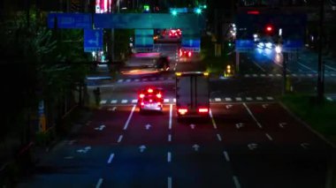 Tokyo 'daki şehir merkezindeki trafik sıkışıklığının gece vakti. Nishitokyo bölgesi Higashifushimi Tokyo Japonya 09.30.2022 Tokyo 'da bir şehir caddesi. Yüksek kalite 4k görüntü.