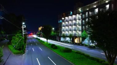 Tokyo 'daki şehir merkezindeki trafik sıkışıklığının gece vakti. Nishitokyo bölgesi Higashifushimi Tokyo Japonya 09.30.2022 Tokyo 'da bir şehir caddesi. Yüksek kalite 4k görüntü.