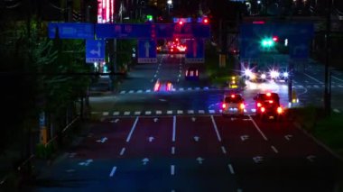 Tokyo 'daki şehir merkezindeki trafik sıkışıklığının gece vakti. Nishitokyo bölgesi Higashifushimi Tokyo Japonya 09.30.2022 Tokyo 'da bir şehir caddesi. Yüksek kalite 4k görüntü.