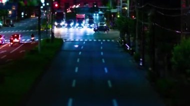 Tokyo şehir merkezindeki minyatür trafik sıkışıklığının gece zamanı. Nishitokyo bölgesi Higashifushimi Tokyo Japonya 09.30.2022 Tokyo 'da bir şehir caddesi. Yüksek kalite 4k görüntü.