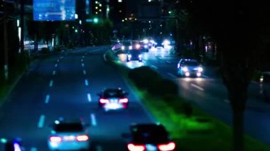 Tokyo şehir merkezindeki minyatür trafik sıkışıklığının gece zamanı. Nishitokyo bölgesi Higashifushimi Tokyo Japonya 09.30.2022 Tokyo 'da bir şehir caddesi. Yüksek kalite 4k görüntü.