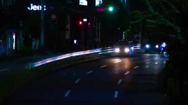 Tokyo 'daki şehir merkezindeki trafik sıkışıklığının gece vakti. Nishitokyo bölgesi Higashifushimi Tokyo Japonya 09.30.2022 Tokyo 'da bir şehir caddesi. Yüksek kalite 4k görüntü.