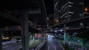 Roppongi 'deki şehir sokağındaki trafik sıkışıklığının gece görüntüsü. Minato bölgesi Roppongi Tokyo Japonya 10.23.2022. Yüksek kalite 4k görüntü