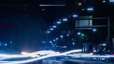 Roppongi 'deki şehir sokağındaki trafik sıkışıklığının gece zamanı. Minato bölgesi Roppongi Tokyo Japonya 10.23.2022. Yüksek kalite 4k görüntü