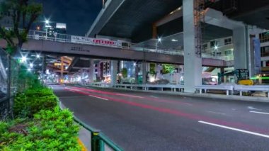 Roppongi 'deki şehir sokağındaki trafik sıkışıklığının gece görüntüsü. Minato bölgesi Roppongi Tokyo Japonya 10.23.2022. Yüksek kalite 4k görüntü