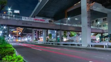 Roppongi 'deki şehir sokağındaki trafik sıkışıklığının gece görüntüsü. Minato bölgesi Roppongi Tokyo Japonya 10.23.2022. Yüksek kalite 4k görüntü