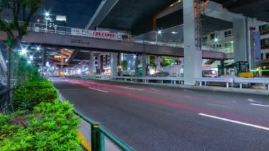 Roppongi 'deki şehir sokağındaki trafik sıkışıklığının gece görüntüsü. Minato bölgesi Roppongi Tokyo Japonya 10.23.2022. Yüksek kalite 4k görüntü