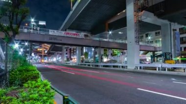 Roppongi 'deki şehir sokağındaki trafik sıkışıklığının gece görüntüsü. Minato bölgesi Roppongi Tokyo Japonya 10.23.2022. Yüksek kalite 4k görüntü