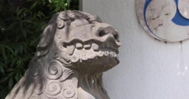 Tokyo 'daki Tomioka Tapınağı' nda geleneksel bir manzara. Koto bölgesi Tomioka Tokyo Japonya 10.05.2022 Bu heykele Japonya 'da Komanu denir. Tomioka Tapınağı Tokyo 'da bilinen bir tapınaktır..