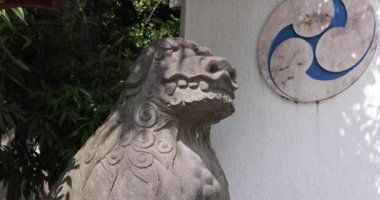 Tokyo 'daki Tomioka Tapınağı' nda geleneksel bir manzara. Koto bölgesi Tomioka Tokyo Japonya 10.05.2022 Bu heykele Japonya 'da Komanu denir. Tomioka Tapınağı Tokyo 'da bilinen bir tapınaktır..