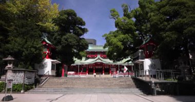 Tokyo 'daki Tomioka Tapınağı' nda geleneksel bir manzara. Koto bölgesi Tomioka Tokyo Japonya 10.05.2022 Tomioka Tapınağı Tokyo 'da bilinen bir tapınaktır..